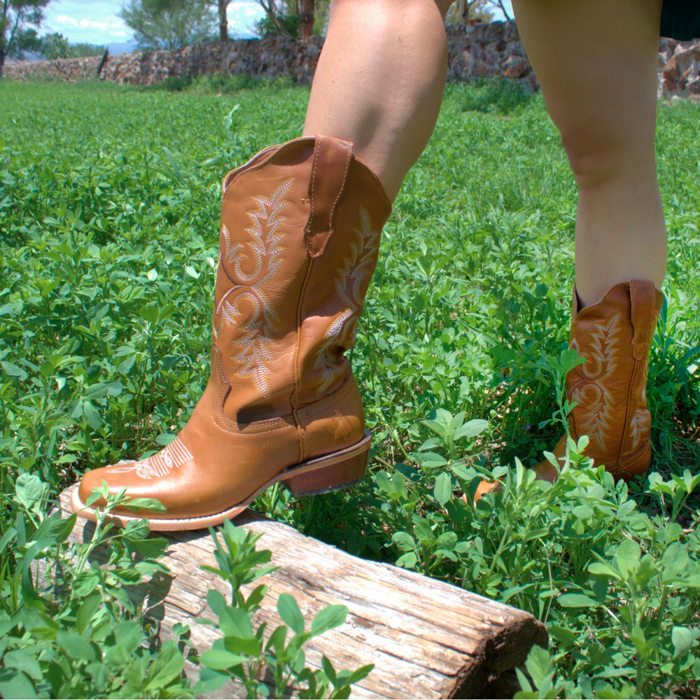 
                      
                        Bota rodeo para Dama Estilo 0079 Color miel Suela de cuero Diamond Bull
                      
                    