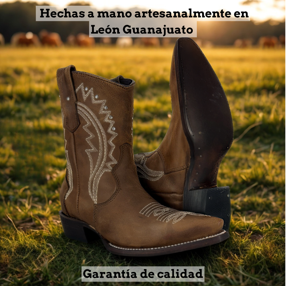 
                      
                        Bota rodeo para Dama Estilo 0107 Color café Suela de cuero Diamond Bull
                      
                    
