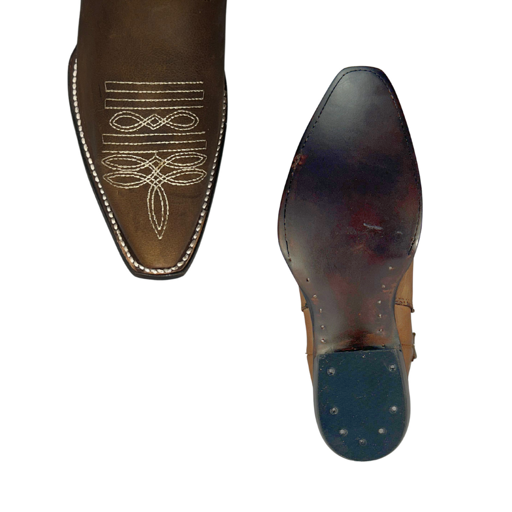 
                      
                        Bota rodeo para Dama Estilo 0107 Color café Suela de cuero Diamond Bull
                      
                    