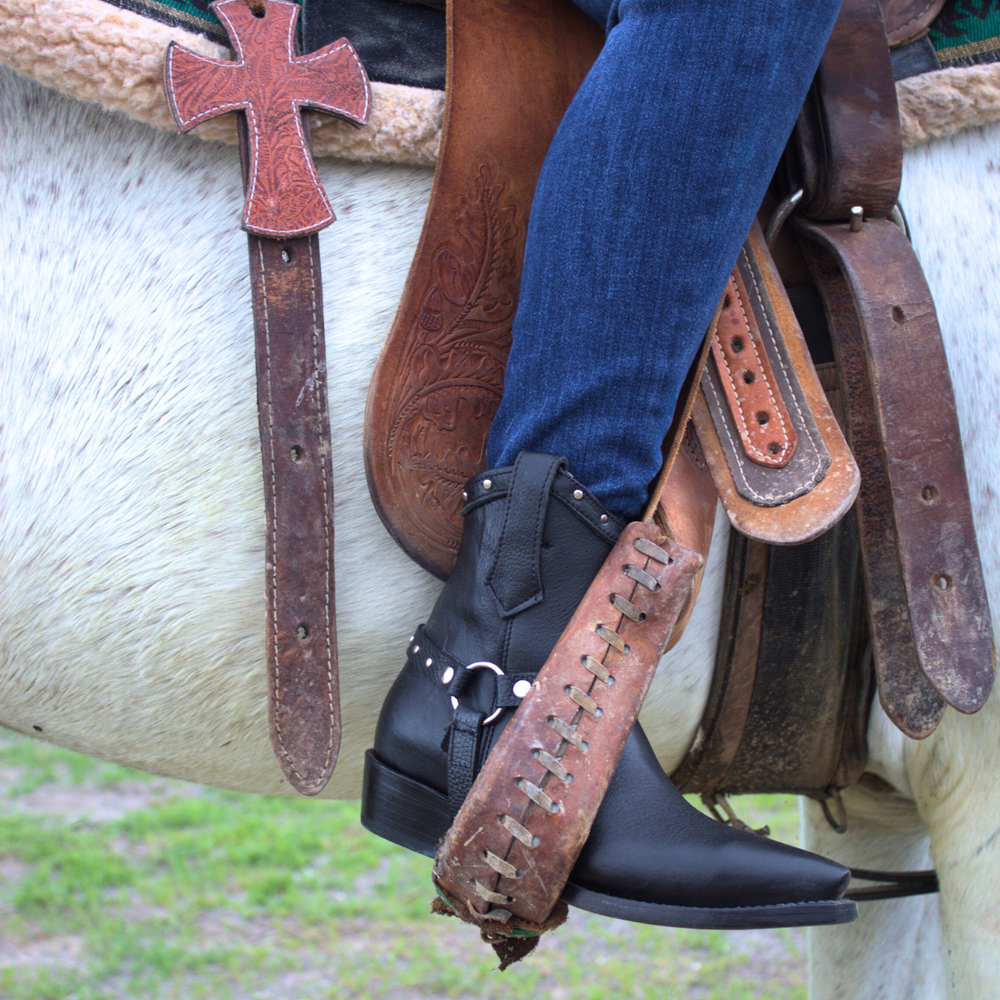 
                      
                        Bota rodeo para Dama Estilo 0108 Color negro Suela de cuero Diamond Bull
                      
                    