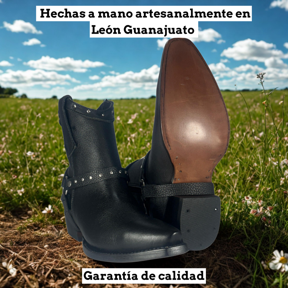 
                      
                        Bota rodeo para Dama Estilo 0108 Color negro Suela de cuero Diamond Bull
                      
                    